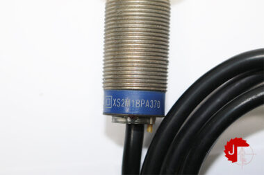 Telemecanique XC2M18PA370 Inductive sensor